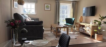 Snowdrop Cottage moments from Shaftesbury High Street and the iconic Gold Hill