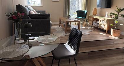 Snowdrop Cottage moments from Shaftesbury High Street and the iconic Gold Hill