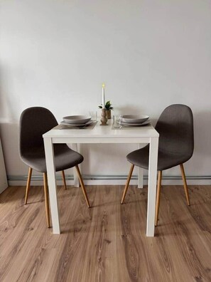 Dining - Central, modern studio apartment (Salzgitter)