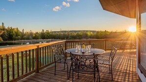 Outdoor dining - Stunning Cabin Getaway Perfect for Large Groups Situated in Boyne Falls, Michigan (Boyne Falls)