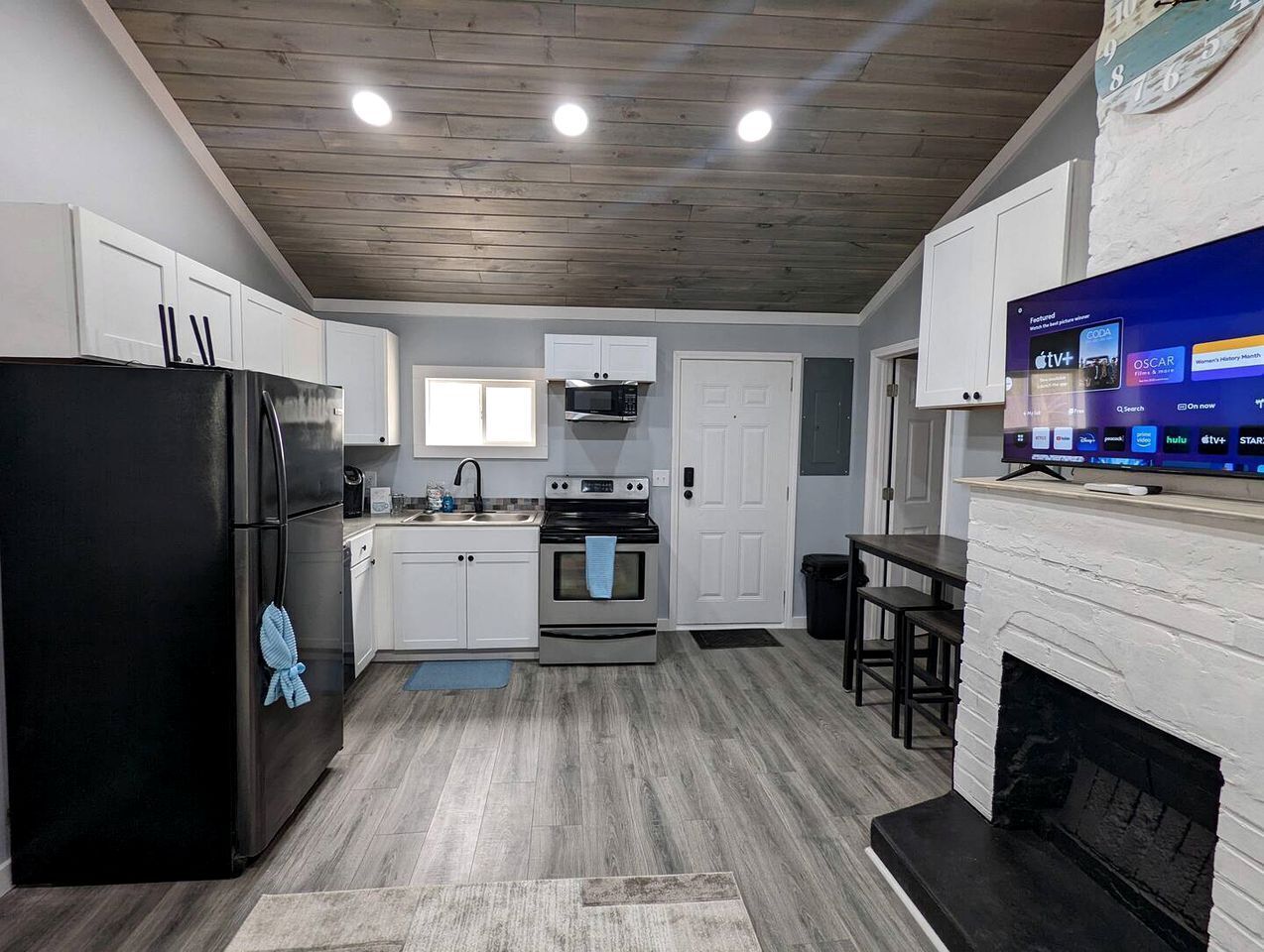Fridge, oven, stovetop, coffee/tea maker