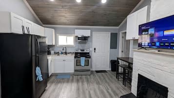 Fridge, oven, stovetop, coffee/tea maker