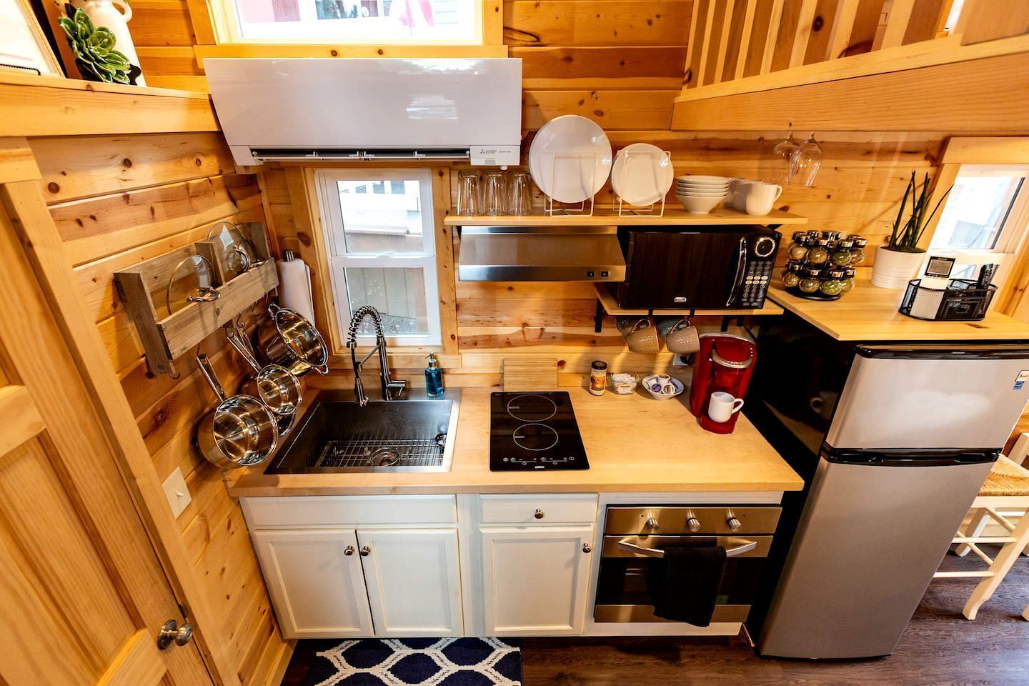 Wasserkocher mit Kaffee-/Teezubehör, Kühlschrank, Mikrowelle, Ofen