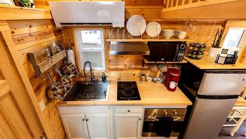Wasserkocher mit Kaffee-/Teezubehör, Kühlschrank, Mikrowelle, Ofen