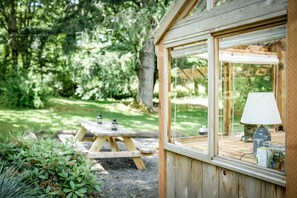 Outdoor dining - Romantic Cottage for Couples Getaway near Portland | Oregon Rentals (Scotts Mills)