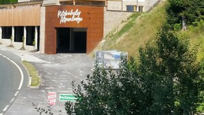 Un hôtel à plusieurs étages, sur lequel on peut lire l’inscription « Kitzbüheler Alpen Lodge ».