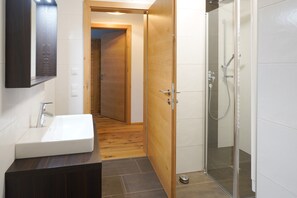 Classic-Apartment, 4 Schlafzimmer | Badezimmer | Dusche