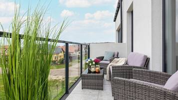 Classic Apartment, 4 Bedrooms | Balcony