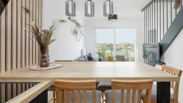 Classic Apartment, 4 Bedrooms | Dining