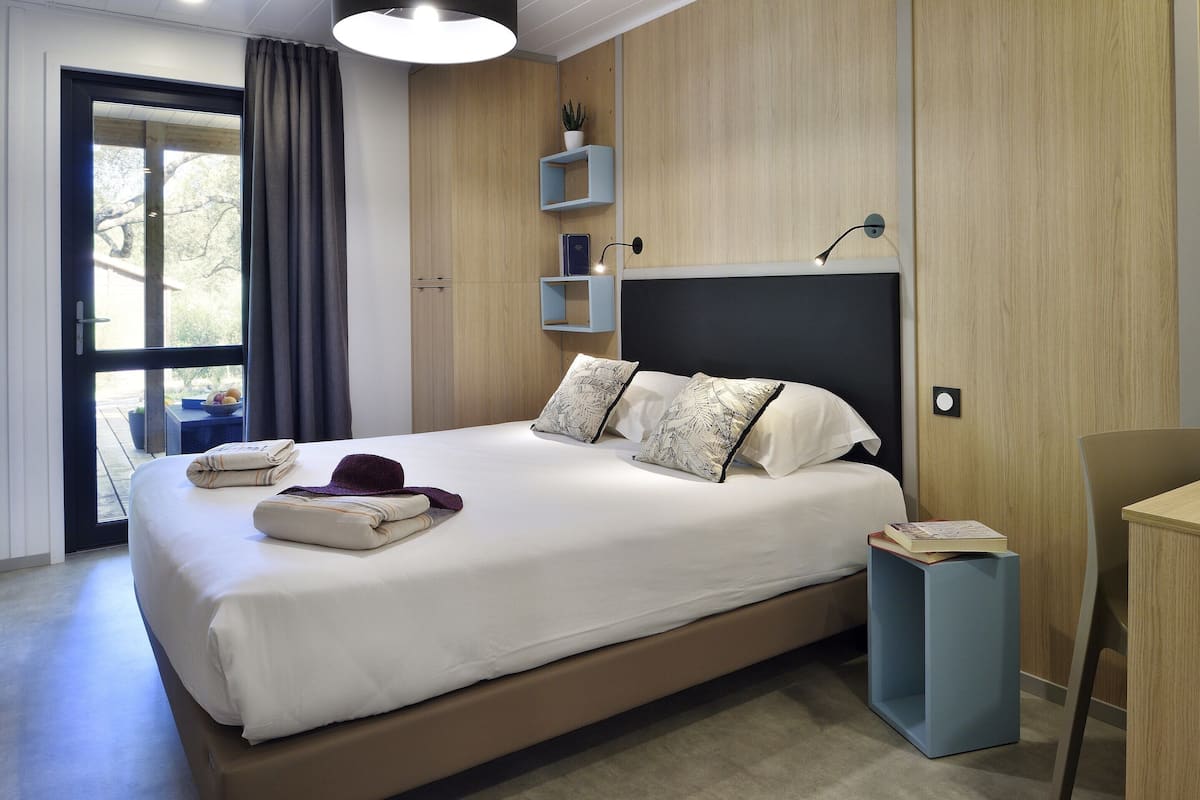 Classic Chalet, 2 Bedrooms | 4 bedrooms, individually furnished, bed sheets