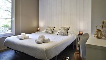 Comfort Chalet, 2 Bedrooms | 4 bedrooms, individually furnished, bed sheets