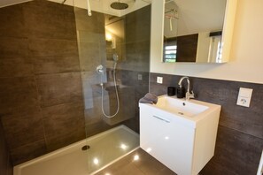 Classic House, 1 Bedroom | Bilik Mandi | Pancuran mandi 