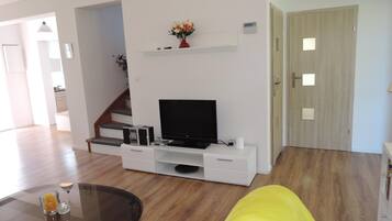 Comfort House, 5 Bedrooms | Living room