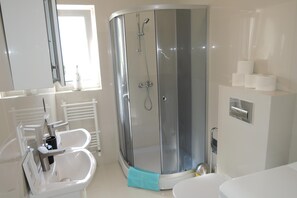 Comfort huis, 5 slaapkamers | Badkamer | Een douche