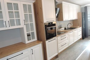Mesin pembuat kopi/teh, lemari es, microwave, dan oven