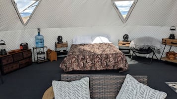 1 bedroom, bed sheets
