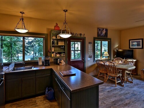 Quiet Cottage Rental for Two in Horse Country near Yosemite National Park Gateway, California