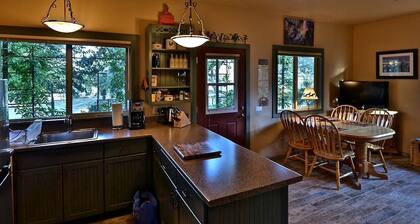 Quiet Cottage Rental for Two in Horse Country near Yosemite National Park Gateway, California