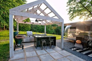 Outdoor dining - Unique Accommodation for a Glamping Getaway in Columbia, Pennsylvania (Columbia)