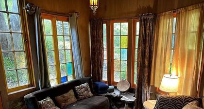 Cozy Unique Cottage for a Peaceful Escape in Nature in Topanga, California