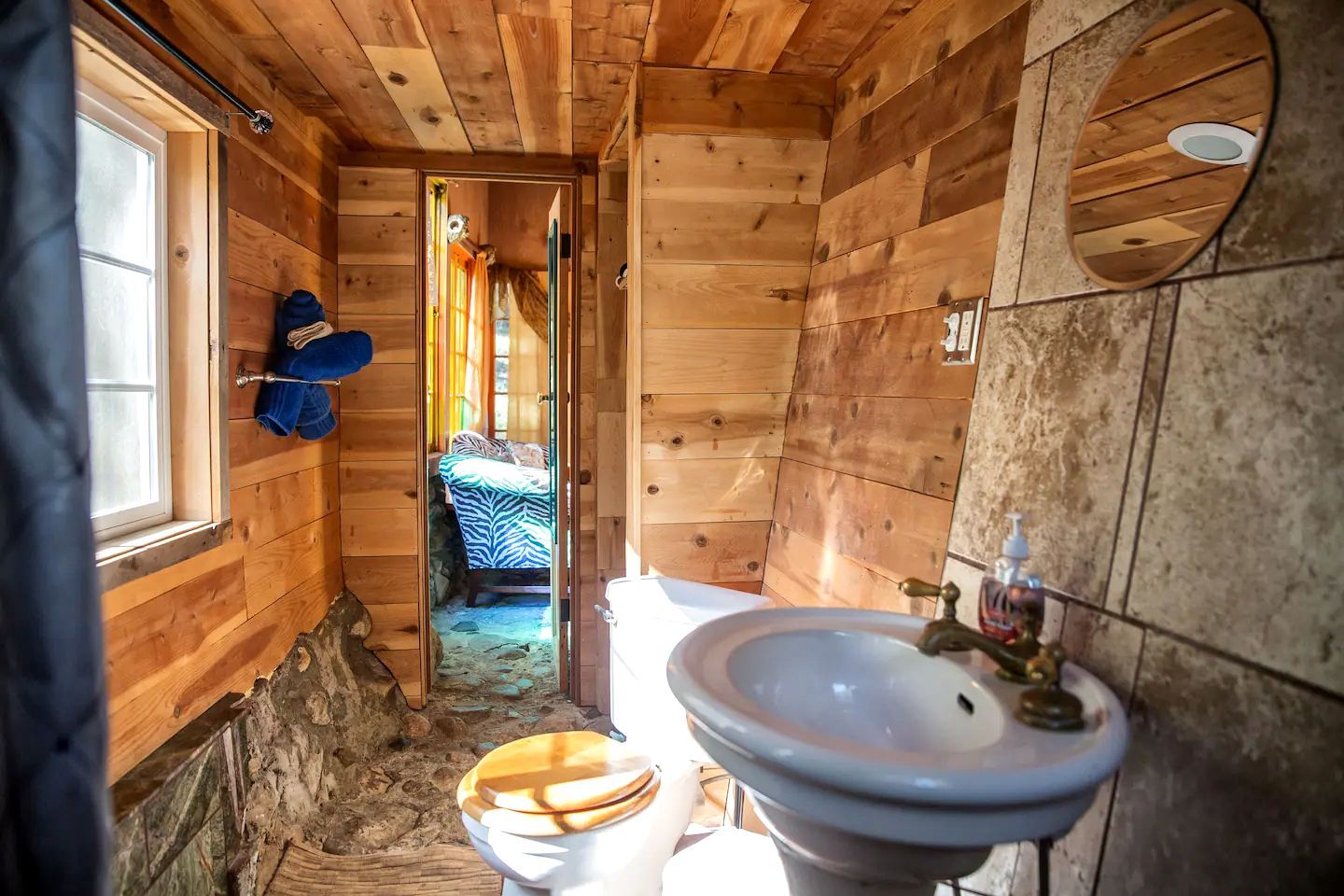 Towels, soap, shampoo, toilet paper