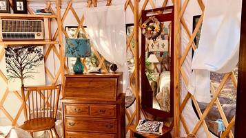 1 bedroom, desk, iron/ironing board, WiFi