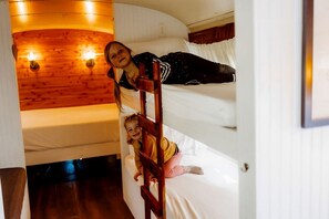 1 slaapkamer, een bureau, beddengoed