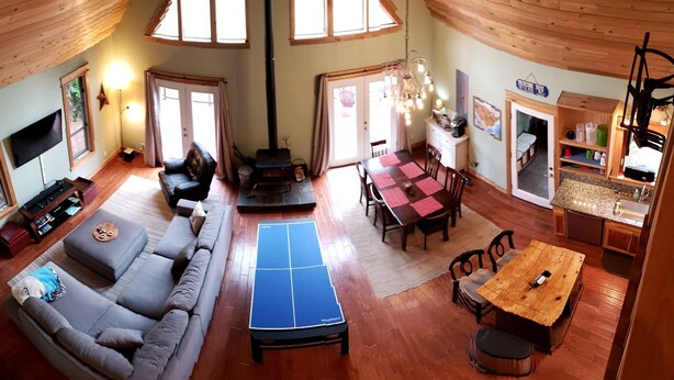 Living area - Spacious, Year-Round Cabin with Hot Tub in Packwood, Washington (Packwood)