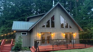 Exterior - Spacious, Year-Round Cabin with Hot Tub in Packwood, Washington (Packwood)