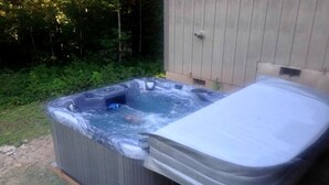 Outdoor spa tub - Spacious, Year-Round Cabin with Hot Tub in Packwood, Washington (Packwood)