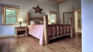 Room - Spacious, Year-Round Cabin with Hot Tub in Packwood, Washington (Packwood)