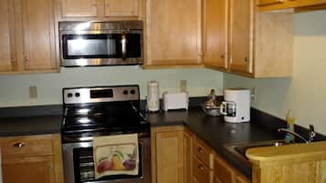 Coffee/tea maker, fridge, microwave, oven