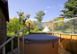 Outdoor spa tub - Rustic Mountain Cabin with a Hot Tub in Salida, Colorado (Salida)