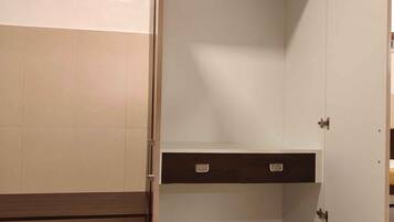 Deluxe dubbelrum - balkong - utsikt mot trädgården | Interiör