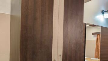 Deluxe Double Room, Balcony, Garden View | Interior