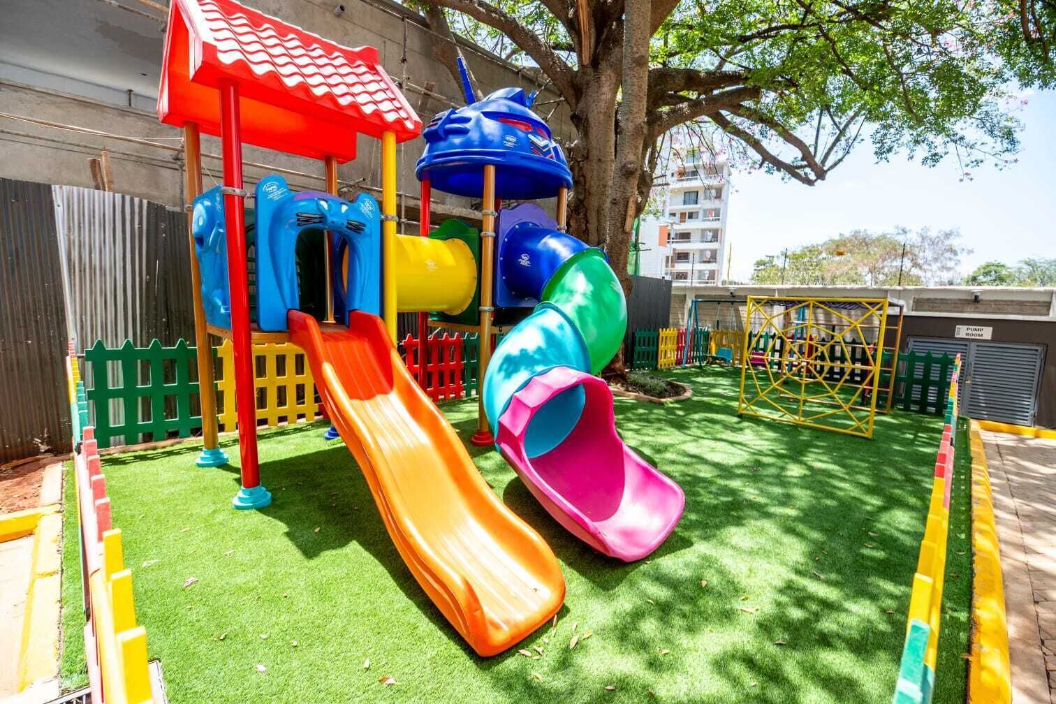 Ein Spielplatz mit Rutschen und Klettergerüsten.
