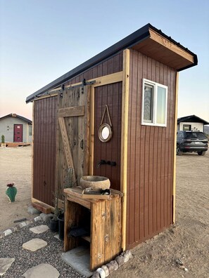 Exterior - Delightful Cozy Cabin for a Serene Couples Retreat in Joshua Tree, California (Joshua Tree)