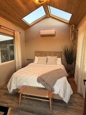 1 bedroom, WiFi, bed sheets - Delightful Cozy Cabin for a Serene Couples Retreat in Joshua Tree, California (Joshua Tree)