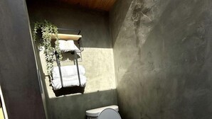 提供毛巾、番梘、洗頭水、廁紙