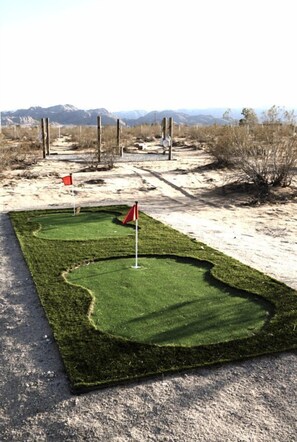 Property grounds - Delightful Cozy Cabin for a Serene Couples Retreat in Joshua Tree, California (Joshua Tree)