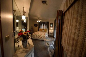 1 bedroom, WiFi, bed sheets - Riverfront Cabin with Spacious Interior, Large Deck and Views in Texas (Wimberley)
