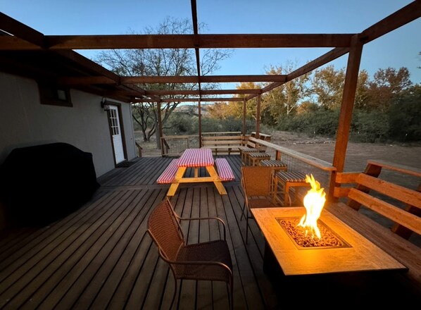 Outdoor dining - Cozy Creekside Cottage with Deck and Fire Pit in Camp Verde, Arizona (Camp Verde)