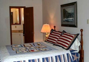 1 bedroom, desk, travel crib, WiFi - Pet-Friendly Accommodation on a Ranch in McDade, Texas (McDade)