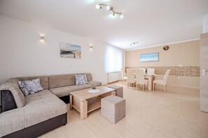 Ein modernes Wohnzimmer mit einer Couch, einem Couchtisch und einem Essbereich.