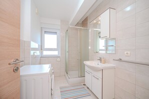 Classic-Apartment, eingeschränkter Meerblick | Badezimmer