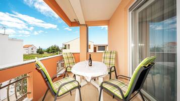 Classic-Apartment, eingeschränkter Meerblick | Terrasse/Patio