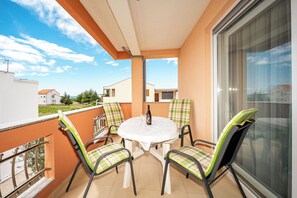 Classic-Apartment, eingeschränkter Meerblick | Terrasse/Patio