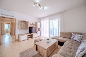 Classic-Apartment, eingeschränkter Meerblick | Wohnbereich