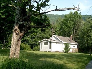 Exterior - Lovely Cottage Getaway in the Mountains near Phoenicia, New York (Chichester)