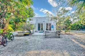 Outdoor dining - Upcycled Shipping Containers Transformed into a Glamping Home for a Unique Florida Vacation (Jupiter)